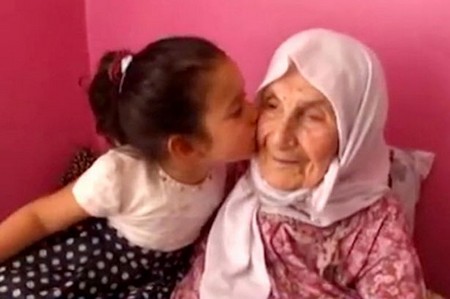 Bước sang tuổi 111, cụ bà Fayikiye Soker vẫn rất khỏe mạnh, minh mẫn và hạnh phúc bên các con cháu của mình