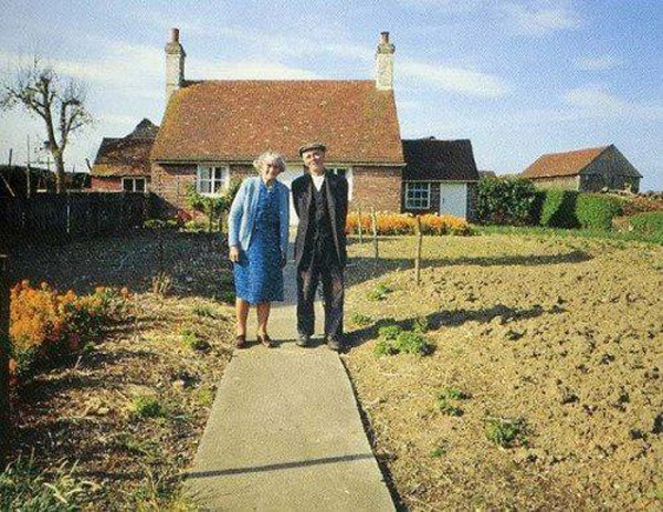 Cặp vợ chồng già 43 năm qua 4 mùa đều nắm tay nhau chụp ảnh trước cửa nhà