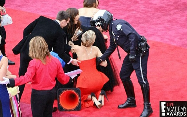 Nữ hoàng vồ ếch Jennifer Lawrence lại ngã giữa thảm xanh công chiếu X-Men - Ảnh 11.