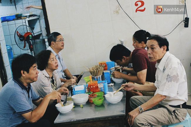 Quán phở gà gia truyền 3 đời siêu đắt khách ở Hà Nội - Ảnh 2.