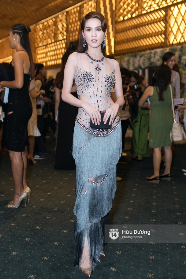 Elle Style Award: Ngọc Trinh mặc như đi diễn, Phạm Hương khác lạ với tóc mới - Ảnh 1.