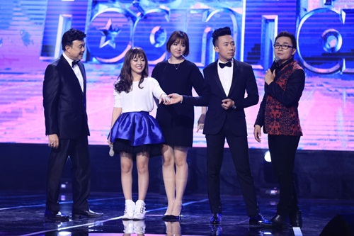 Hari Won "miễn cưỡng" nhìn Trấn Thành nắm tay cô gái khác