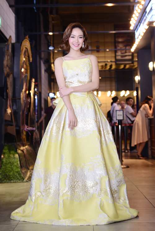 Minh Hằng hở trọn lưng trần ở Hà Nội