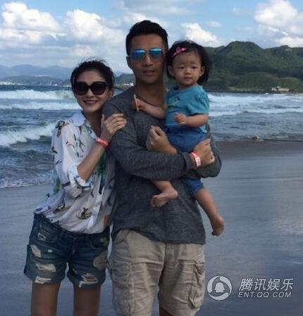  Vợ chồng Từ Hy Viên và Uông Tiểu Phi cùng cô con gái nhỏ trong một chuyến du lịch năm 2015. 