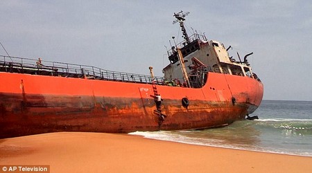 Con tàu chở dầu kích cỡ lớn bất ngờ trôi dạt và mắc cạn vào bờ biển thành phố Robertsport (Liberia)