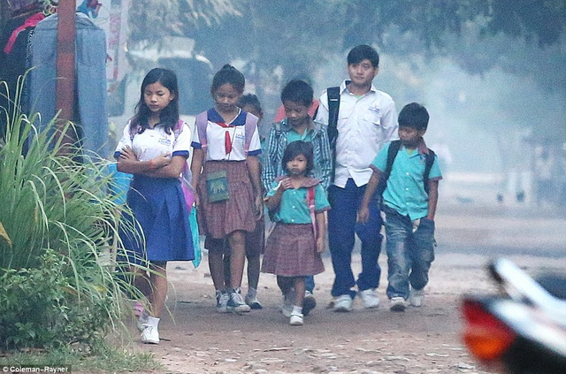  Cuộc sống của 8 anh chị em trong một gia đình đông con ở Căm-pu-chia đã bước sang một trang mới nhờ tấm lòng hảo tâm của ngôi sao điện ảnh Angelina Jolie. 
