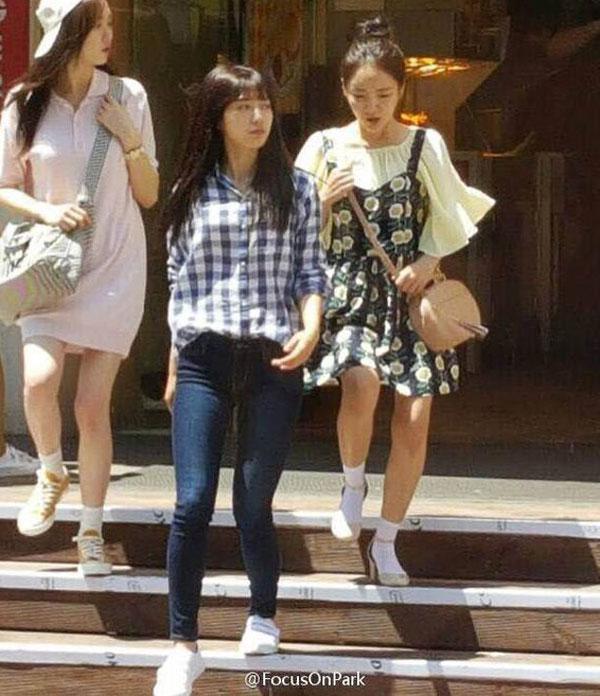 Lộ ảnh Park Shin Hye  chảnh chọe  trên phố