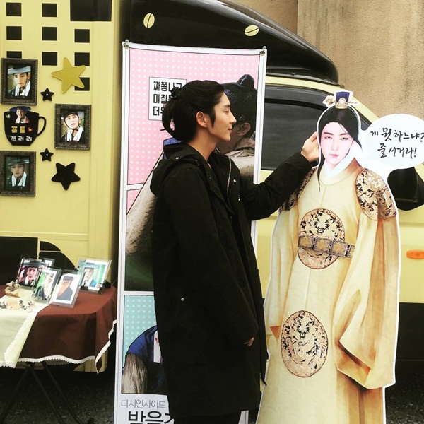 Sao Hàn 14/5: Ji Chang Wook  mặt hoa da phấn , Kim Yoo Jung cười tít mắt