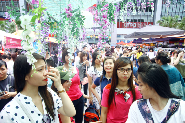 Một bạn trẻ thất vọng nói: “Dàn hoa vải trang trí đám cưới còn đẹp hơn”