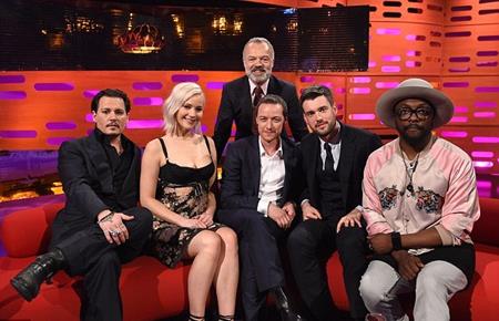 Nam tài tử chụp ảnh cùng dàn khách mời của “Graham Norton show”