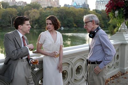 “Café society” là tác phẩm thứ ba của đạo diễn Woody Allen được chọn chiếu mở màn tại LHP Cannes, đây là điều đặc biệt mà chưa đạo diễn nào làm được. “Café society” kể lại câu chuyện một người đàn ông trẻ đến Hollywood những năm 1930 với hy vọng làm việc trong ngành công nghiệp phim. Bộ phim quy tụ hai sao trẻ nổi tiếng là Kristen Stewart và Jesse Eisenberg.