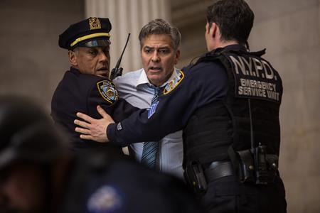 “Money monster” là bộ phim xoay quanh Lee Gates (George Clooney thủ vai), một nhân vật có máu mặt trong giới truyền hình, đồng thời là một kẻ giàu có có tầm ảnh hưởng lớn tại phố Wall. Chuyện phim được đẩy lên cao trào khi một nhà đầu tư (Jack O’Connell thủ vai) trở nên trắng tay bởi lời khuyên của Gates. Hắn bắt cóc, uy hiếp Lee Gates và đồng nghiệp Patty Fenn (Julia Roberts) trên chương trình “Money monster” đang phát sóng trực tiếp. Với sự xuất hiện của ngôi sao đình đám là George Clooney và Julia Robert, cùng với nữ đạo diễn tài ba Jodie Foster, mức độ hấp dẫn của “Money monster” được xếp vào dạng “miễn bàn”.