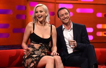 James McAvoy vui vẻ bên bạn diễn Jennifer Lawrence