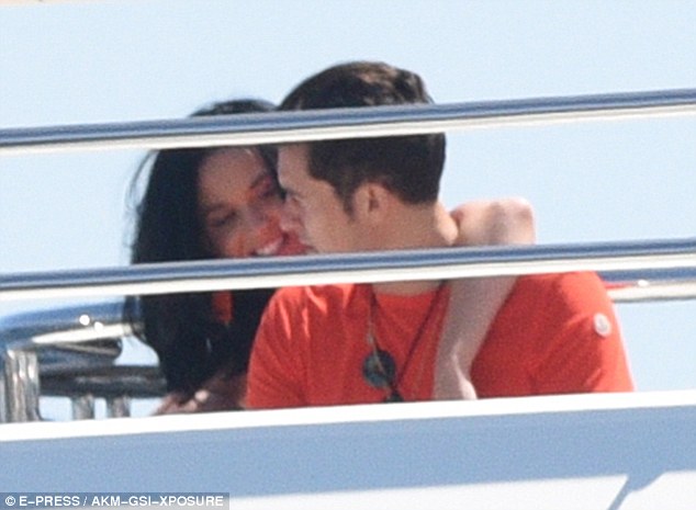 Katy Perry trông rất hạnh phúc bên chàng người yêu của mình. Cặp đôi phải lòng nhau khi gặp gỡ tại một bữa tiệc vào tháng 2 vừa rồi. 