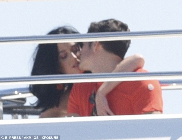  Hai người hôn nhau say đắm. Dù chưa lên tiếng công khai quan hệ nhưng Katy và Orlando liên tục đi nghỉ cùng nhau suốt thời gian qua. 