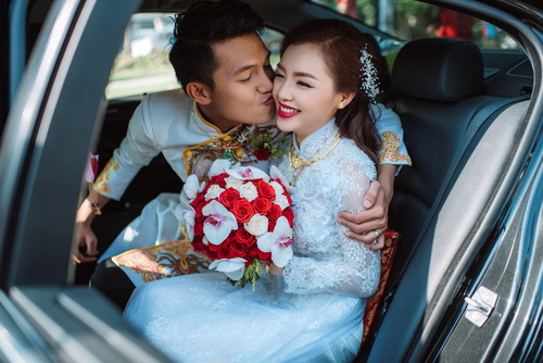 Quang Tuấn hạnh phúc bên Linh Phi trong lễ rước dâu