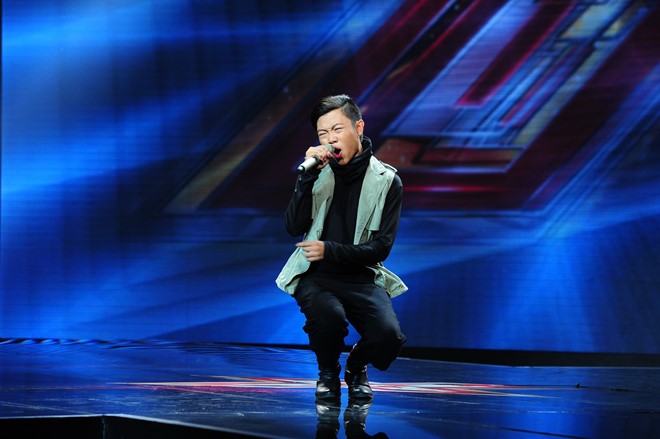 Chang trai hat tang me gia dau om gay xuc dong o X Factor hinh anh 16