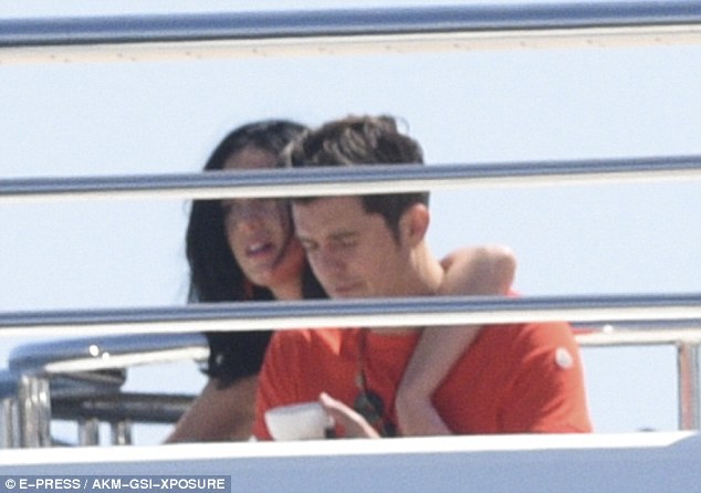  Orlando Bloom và Katy Perry lọt vào tầm ngắm của giới săn tin khi đang đi nghỉ cùng nhau trên du thuyền sang trọng ở Cannes, Pháp, ngày 15/5. Đây là lần đầu tiên cặp đôi xuất hiện cùng nhau ở nơi công cộng sau khi những bức ảnh thân mật giữa Orlando và Selena Gomez tại một quán bar ở Las Vegas được phát tán. 