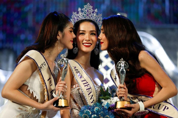 Jiratchaya Sirimongkolnawin (giữa) được trao vương miện Miss Tiffany's Universe   2016 trong đêm chung kết diễn ra vào tối 13/5 tại Pattaya. Minanan Santap (trái) là   Á hậu 1 và Lananda Wattanasivilaikun là Á hậu 2.