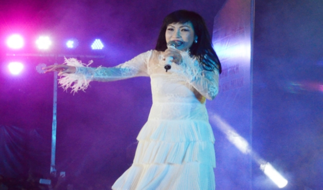 Phương Thanh đi chân đất, hát máu lửa
