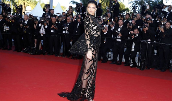 Em gái Kim hở bạo khi dự LHP Cannes