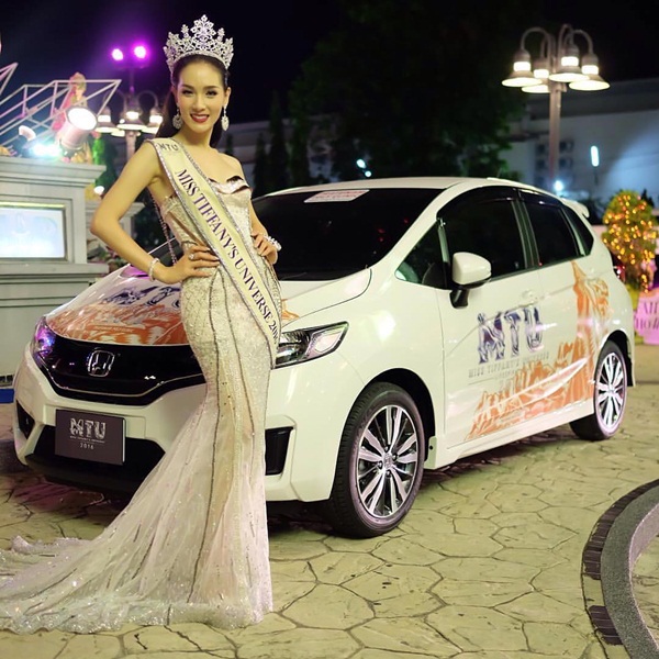 Ngoài vương miện và cúp, người chiến thắng Miss Tiffany's Universe còn nhận   được 150.000 baht tiền mặt (hơn 94 triệu VND), ô tô trị giá 800.000 baht (hơn 500   triệu VND) và các sản phẩm làm đẹp từ nhà tài trợ. Tổng giá trị giải thưởng cho   người chiến thắng là 1,5 triệu bath. Cô cũng đại diện cho Thái Lan tại cuộc thi Miss   International Queen (Hoa hậu chuyển giới quốc tế).