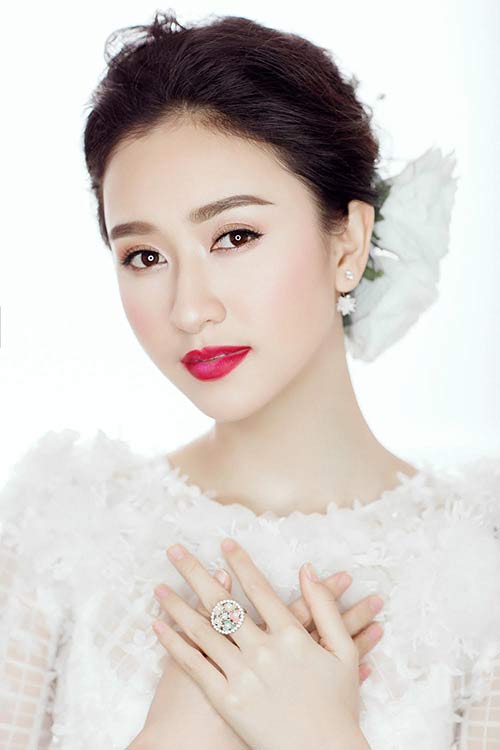 Á hậu Hà Thu đẹp kiêu sa, khoe vòng một thanh tân