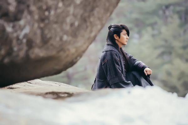 Tạo hình của Lee Jun Ki ở “Bộ Bộ Kinh Tâm” Hàn bị chê trông như hải tặc - Ảnh 2.