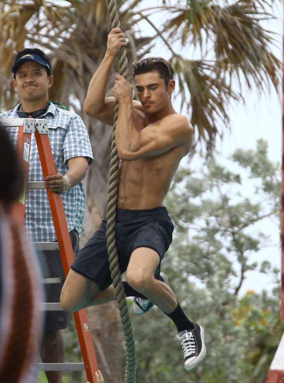  Tại phim trường bộ phim “Baywatch” tại Boca Raton, Florida, vào ngày 4/5/2016, Zac Efron đu mình trên một sợi dây thật mãnh mẽ và cuốn hút. 