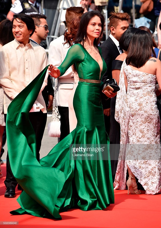 Angela Phuong Trinh dien vay hoa tiet bien ca o Cannes hinh anh 6