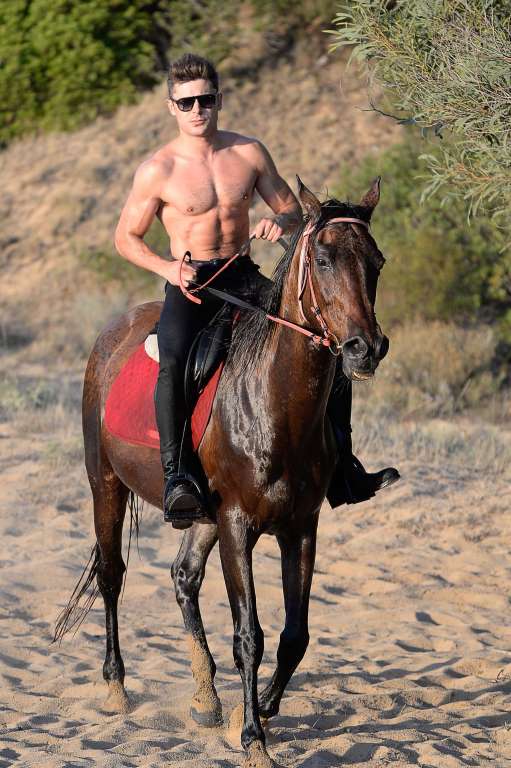  Zac Efron cưỡi ngựa tại Sardinia, Ý vào tháng 7/2014. 