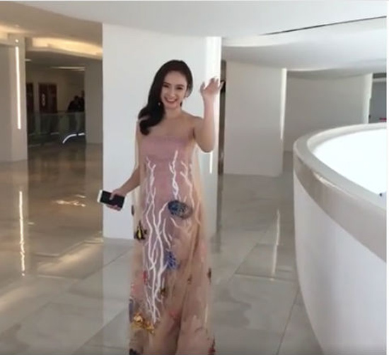 Bộ váy biển cả của Angela Phương Trinh gây sốt với truyền thông nước ngoài