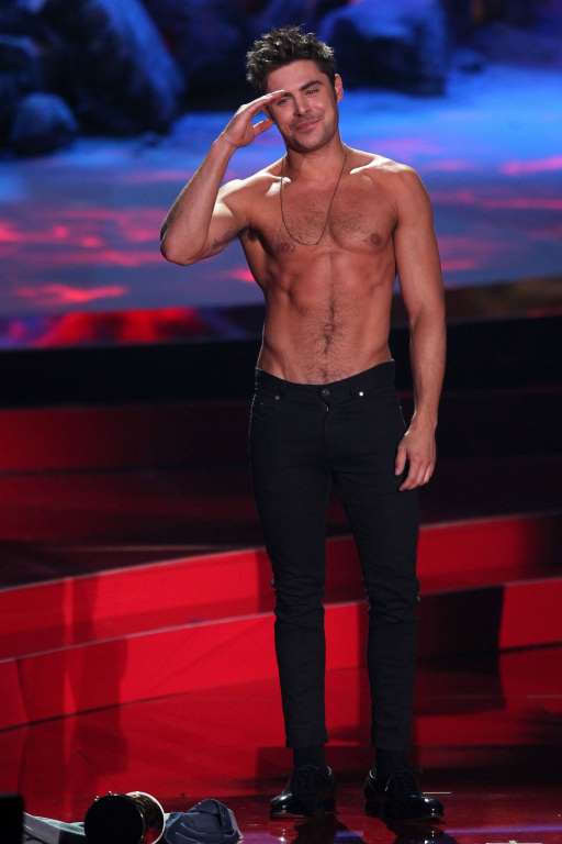  Zac Efron nhận giải khoản khắc khỏa thân đẹp nhất của hệ thống giả thưởng MTV Movie năm 2014. Anh đang nói lời cảm ơn khán giả hâm mộ trên sân khấu. 