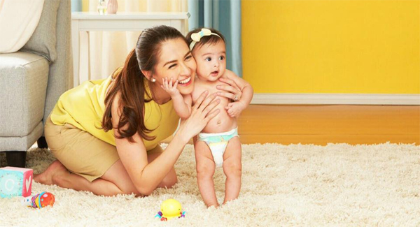 Con gái mỹ nhân đẹp nhất Philippines càng lớn càng yêu