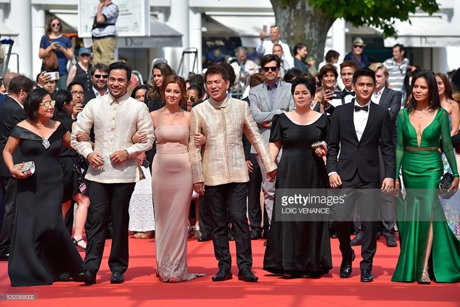 Angela Phuong Trinh dien vay hoa tiet bien ca o Cannes hinh anh 5