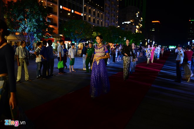 Trinh dien ao dai tren pho di bo  hinh anh 15