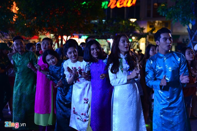 Trinh dien ao dai tren pho di bo  hinh anh 16