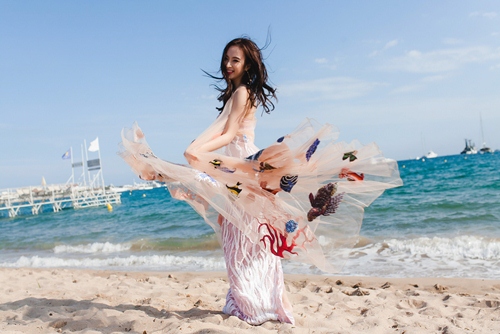 angela phuong trinh len tieng truoc on ao "quang bom" tai cannes - 6