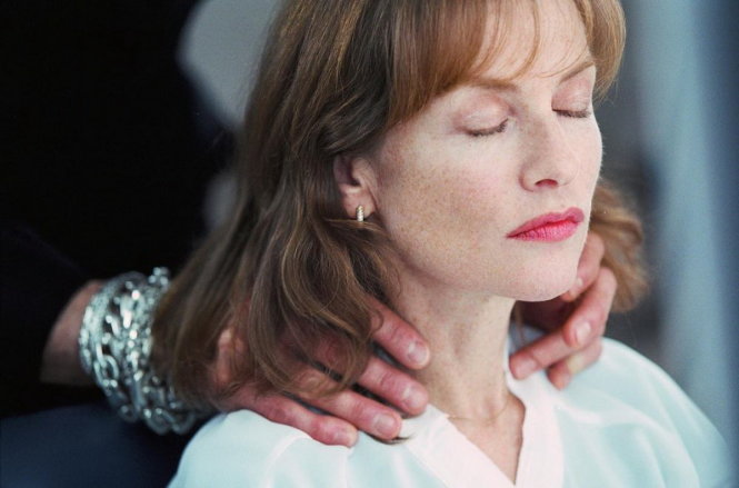 Sở hữu ngoại hình nhỏ bé (cao 1m6), Isabelle Huppert vẫn là Nữ hoàng của dòng phim nghệ thuật tại Pháp - Ảnh: Kino