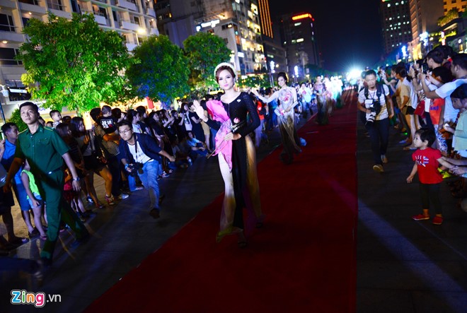 Trinh dien ao dai tren pho di bo  hinh anh 19