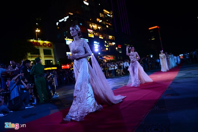 Trinh dien ao dai tren pho di bo  hinh anh 17