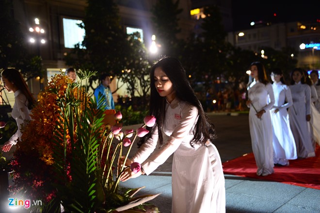 Trinh dien ao dai tren pho di bo  hinh anh 9