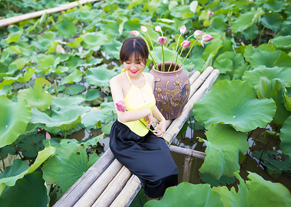 Nhưng cũng đủ cho các cô gái yêu sen tạo dáng chụp ảnh. Lúc này, đi chụp ảnh ở đầm sen không quá đông đúc như vào giữa mùa hoa sen.