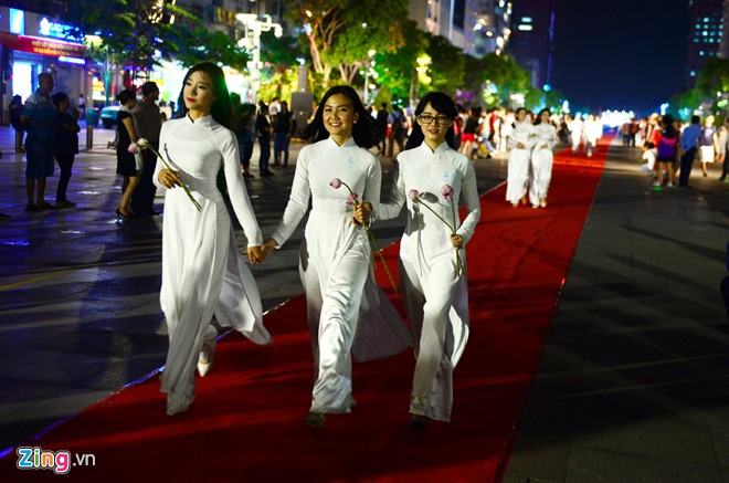 Trinh dien ao dai tren pho di bo  hinh anh 7