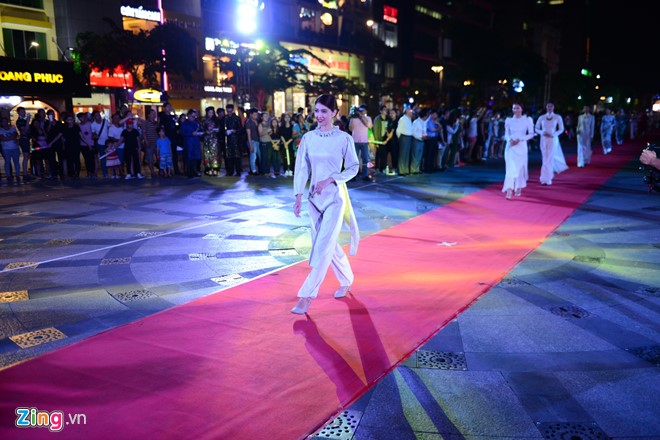 Trinh dien ao dai tren pho di bo  hinh anh 2