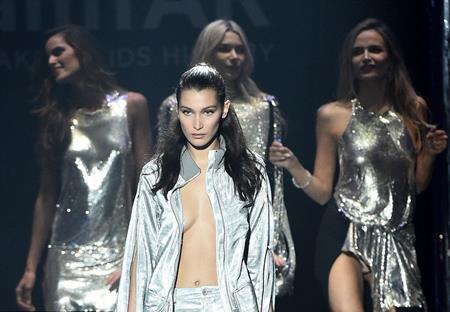 …dù gần như để lộ toàn bộ vòng một