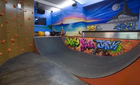 Phòng vui chơi cho bé với tường leo núi và đường trượt nghệ thuật