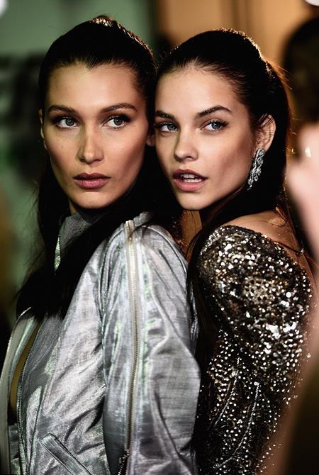 Bella tạo dáng cùng cô bạn Barbara Palvin