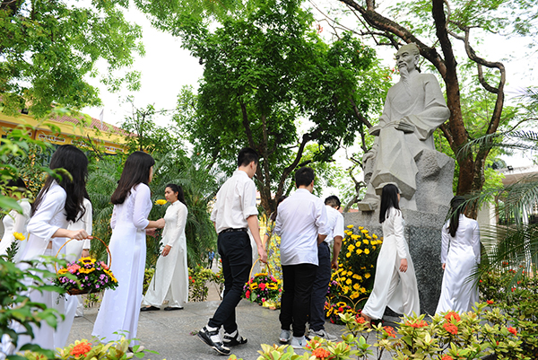 Cuối năm học, học trò trường Chu Văn An có truyền thống nhớ về người thầy giáo mà ngôi trường này mang tên