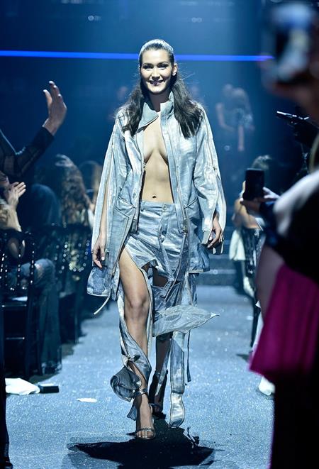 …khiến Bella dễ dàng trở thành tâm điểm của mọi ống kính